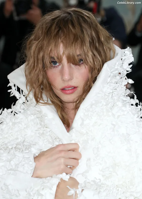 Maya Hawke photo 18 of 851