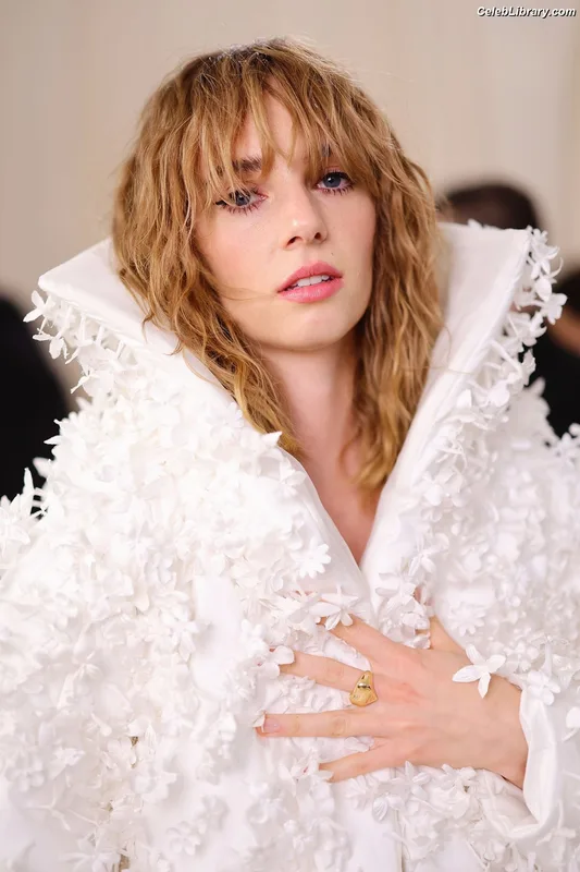 Maya Hawke photo 7 of 851