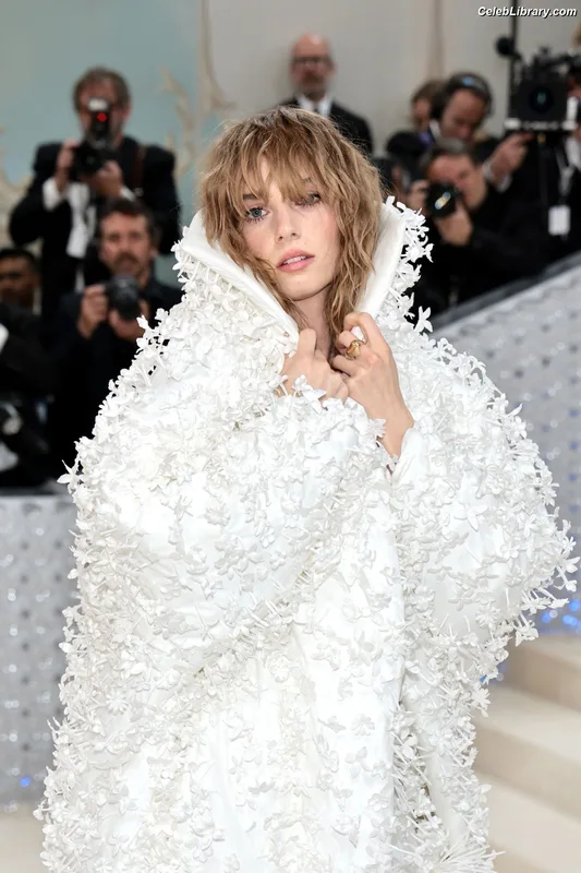 Maya Hawke photo 3 of 851