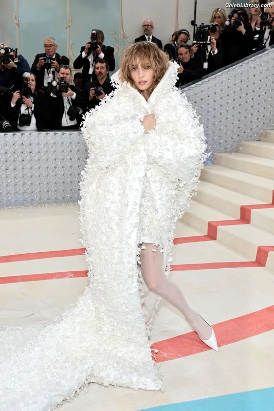 Maya Hawke photo 9 of 851