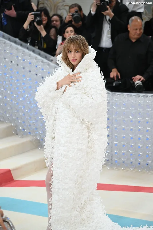 Maya Hawke photo 6 of 851
