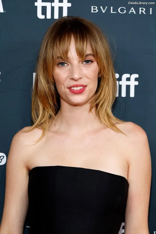 Maya Hawke photo 3 of 851