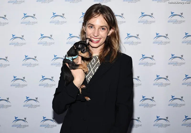 Maya Hawke photo 13 of 851