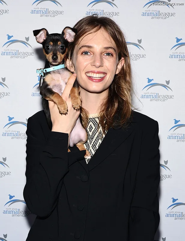 Maya Hawke photo 16 of 851