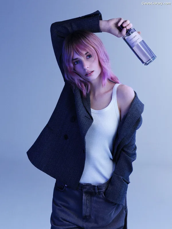 Maya Hawke photo 17 of 851