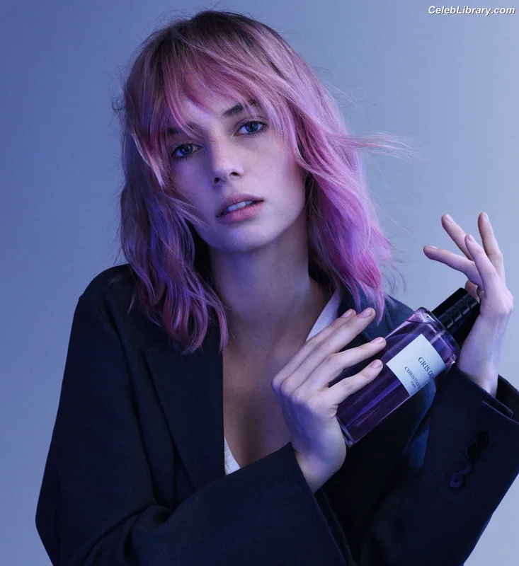 Maya Hawke photo 18 of 851