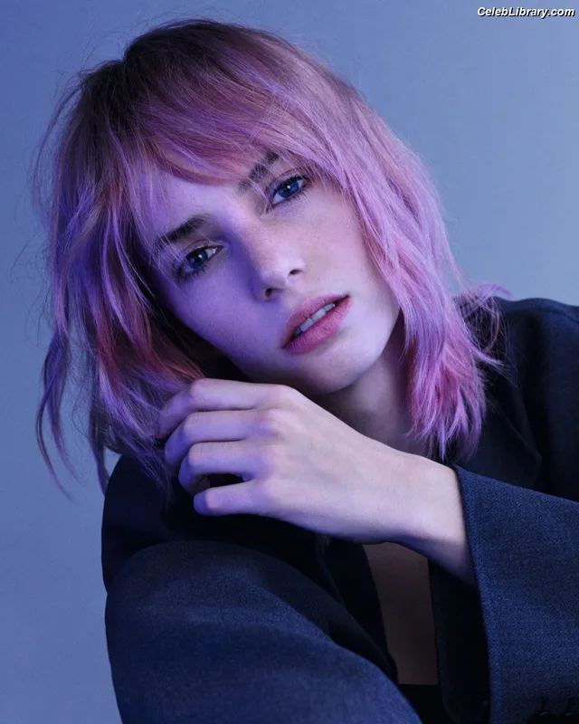 Maya Hawke photo 19 of 851