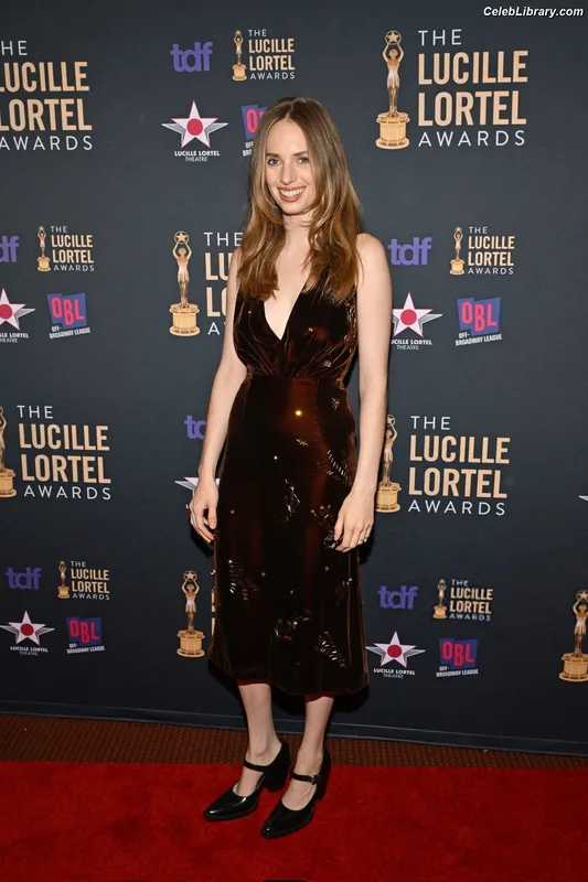 Maya Hawke photo 3 of 851