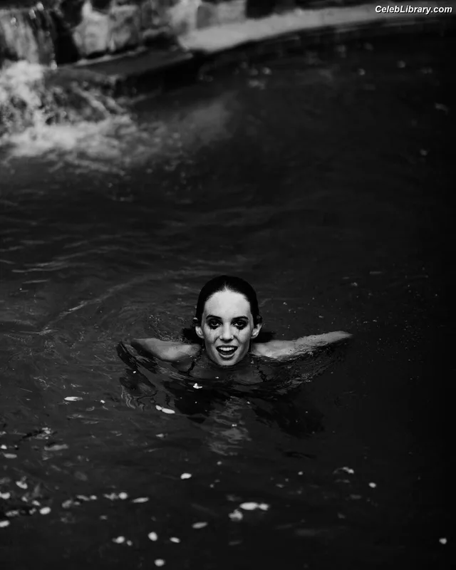 Maya Hawke photo 3 of 851