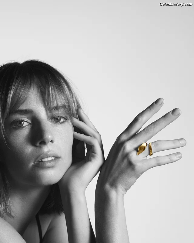 Maya Hawke photo 1 of 851
