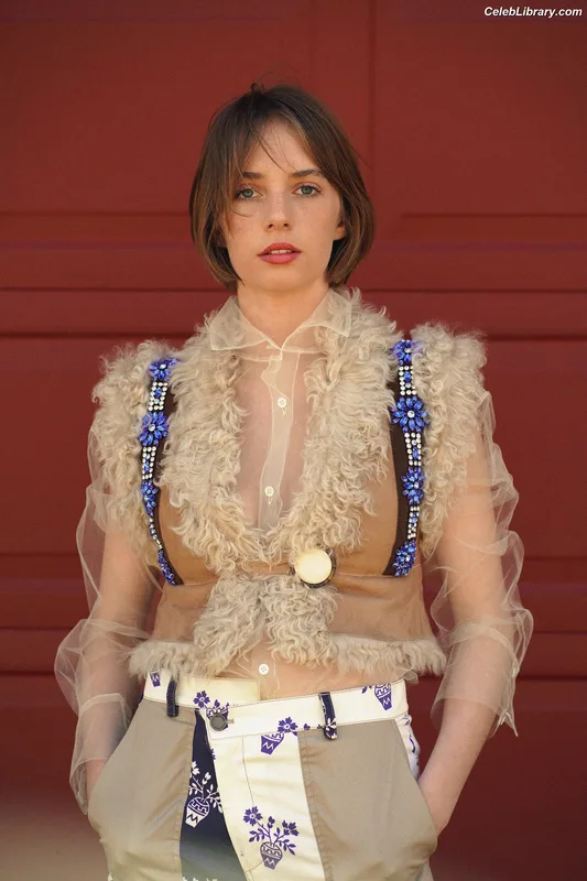 Maya Hawke photo 12 of 851