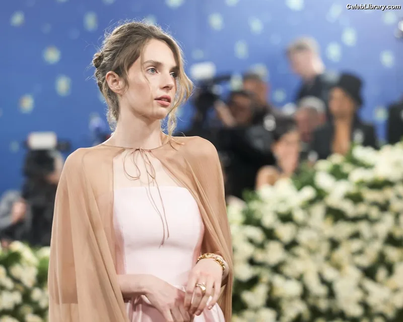 Maya Hawke photo 8 of 851