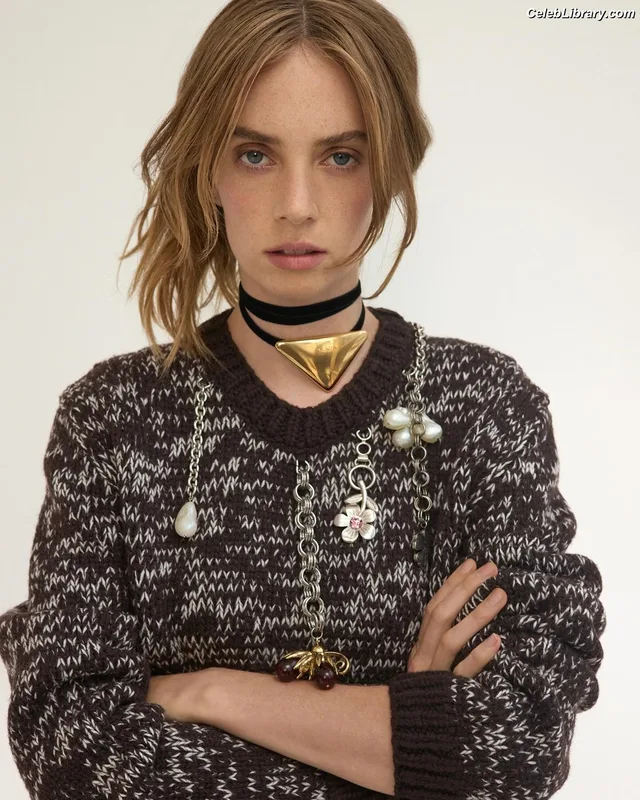 Maya Hawke photo 22 of 851