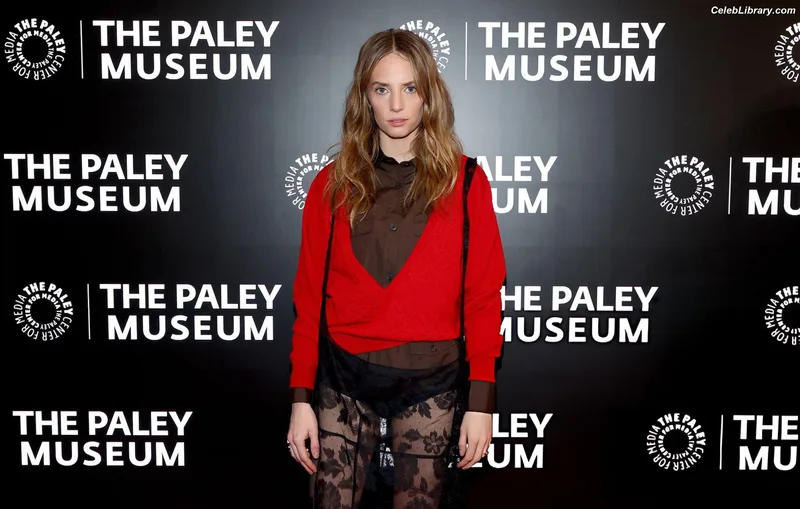 Maya Hawke photo 16 of 851