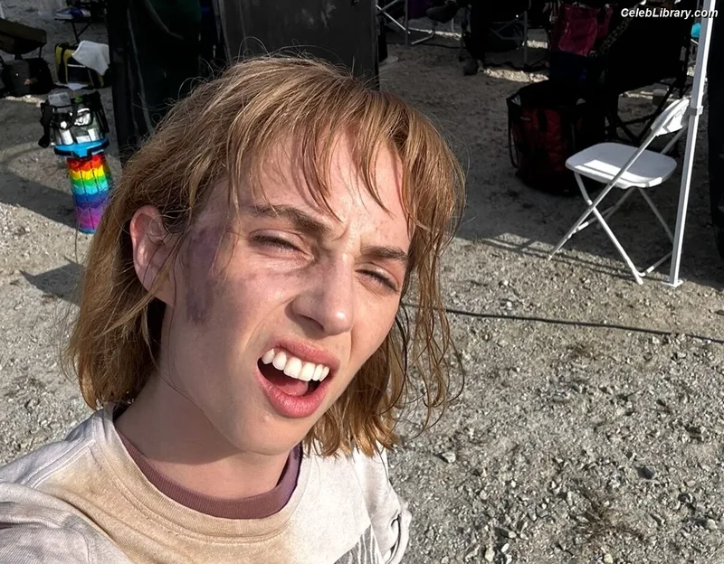 Maya Hawke photo 3 of 851