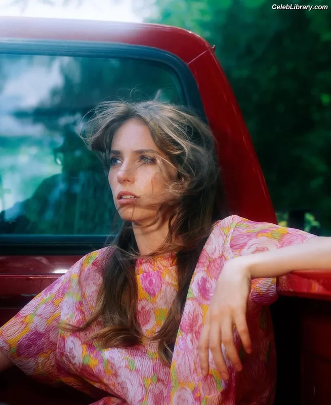 Maya Hawke photo 20 of 851