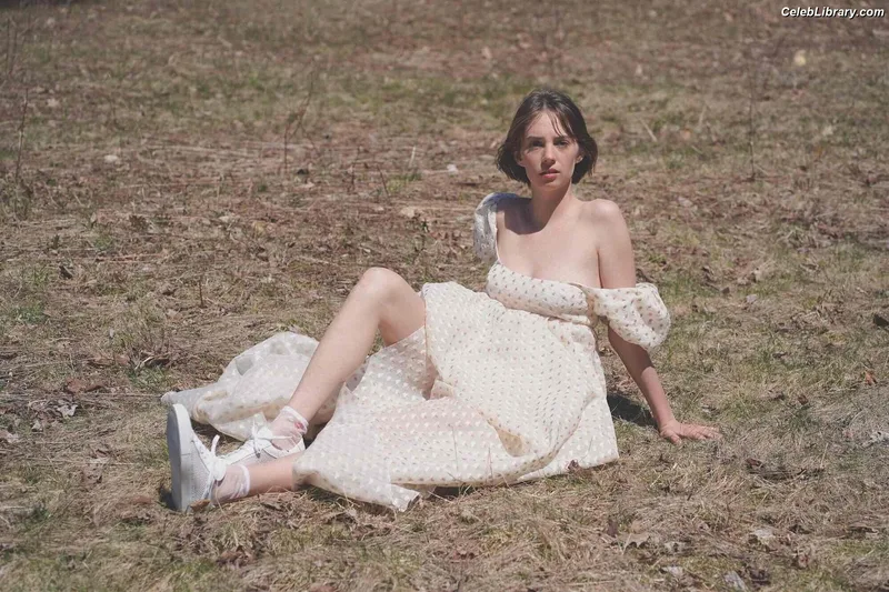 Maya Hawke photo 3 of 851