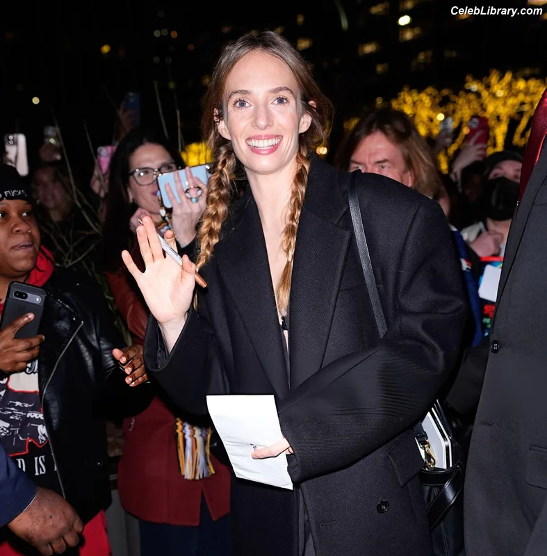 Maya Hawke photo 5 of 851