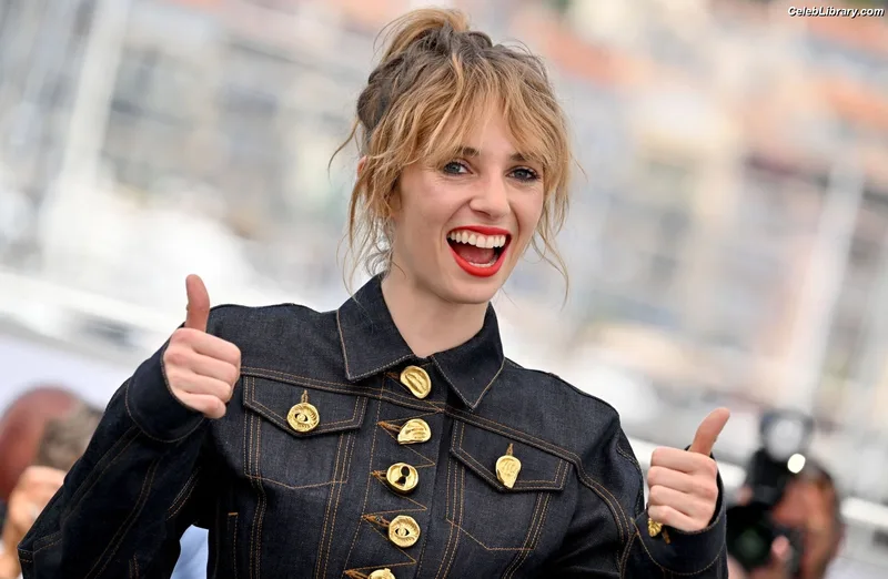 Maya Hawke photo 7 of 851