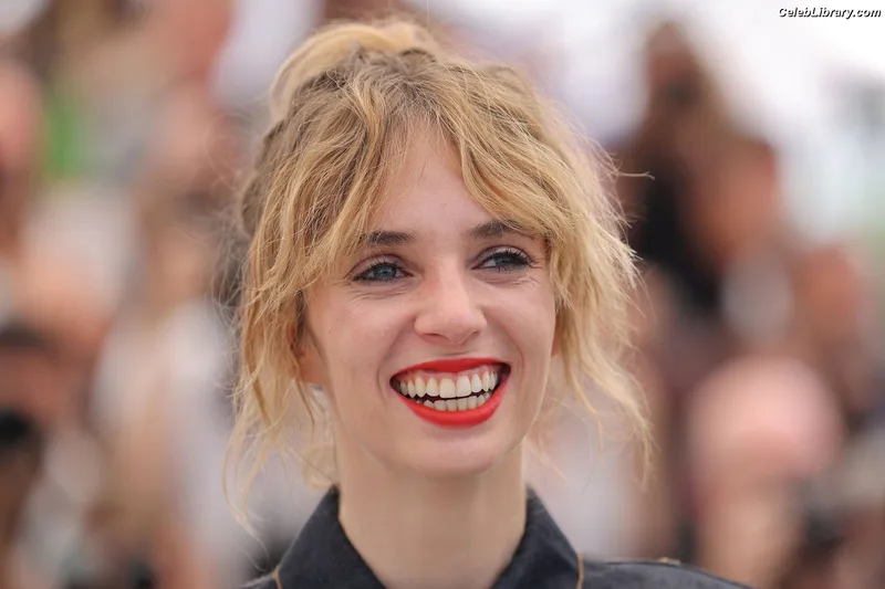 Maya Hawke photo 5 of 851