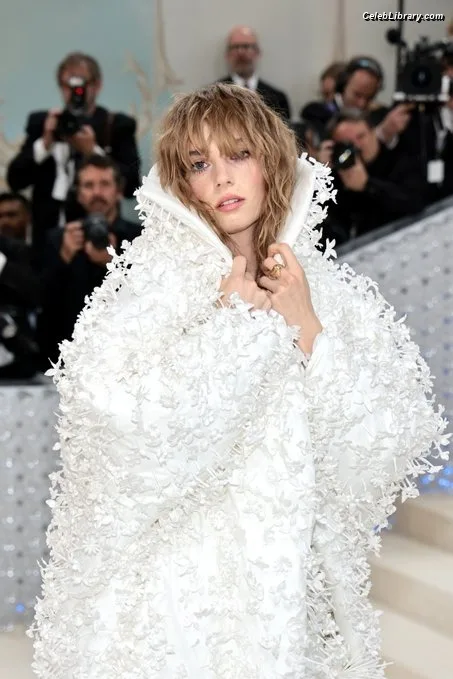 Maya Hawke photo 15 of 851