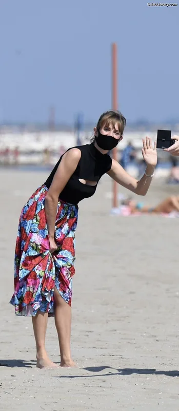 Maya Hawke photo 17 of 851