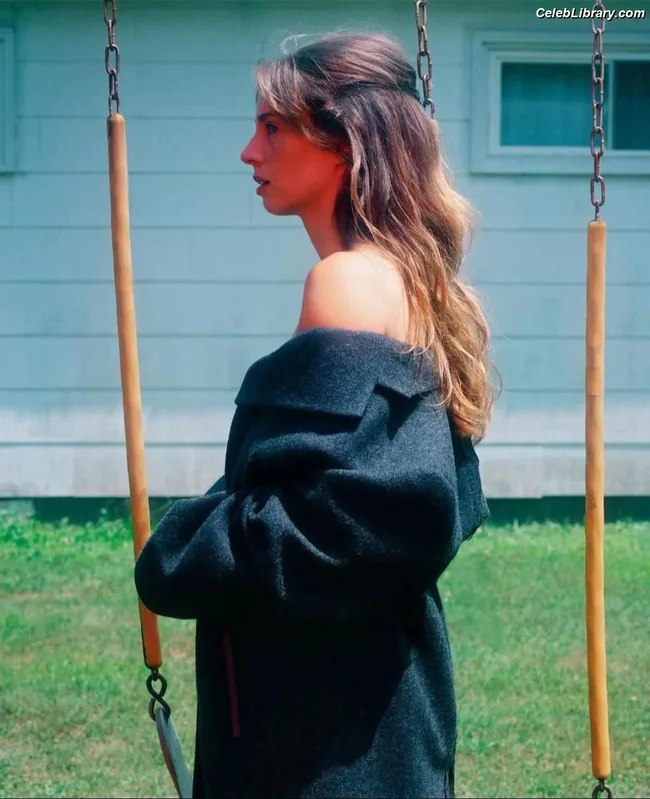 Maya Hawke photo 9 of 851