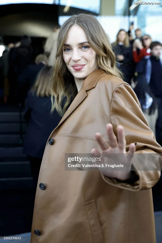 Maya Hawke photo 4 of 851
