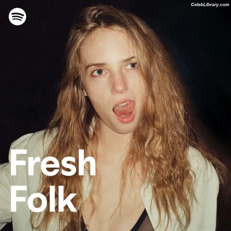 Maya Hawke photo 16 of 851