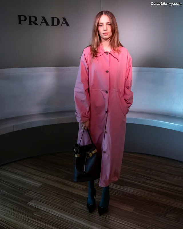 Maya Hawke photo 10 of 851