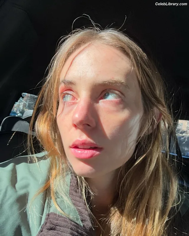 Maya Hawke photo 11 of 851