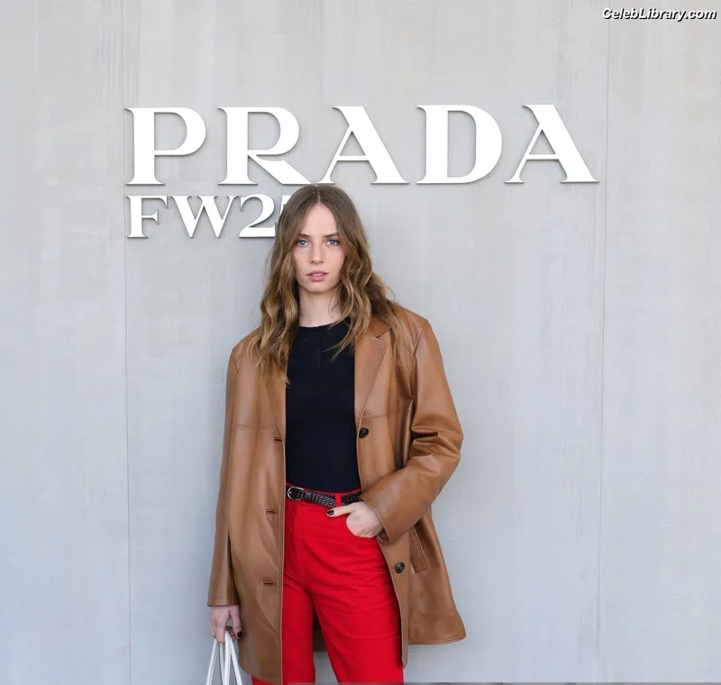 Maya Hawke photo 14 of 851