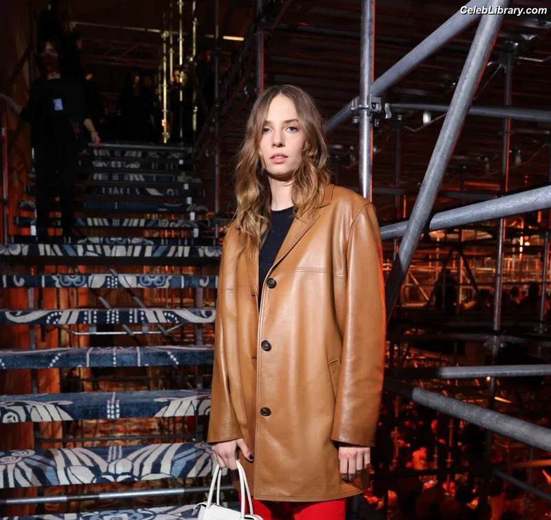 Maya Hawke photo 23 of 851