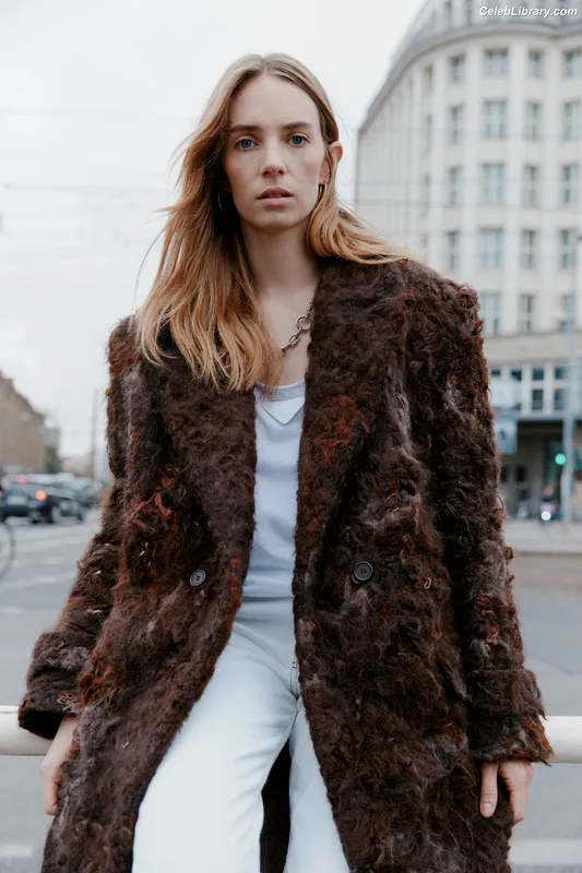 Maya Hawke photo 19 of 851