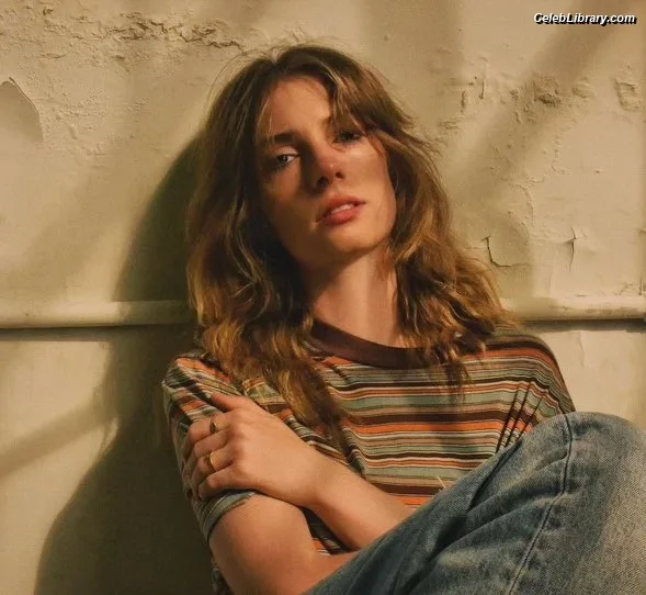Maya Hawke photo 3 of 851