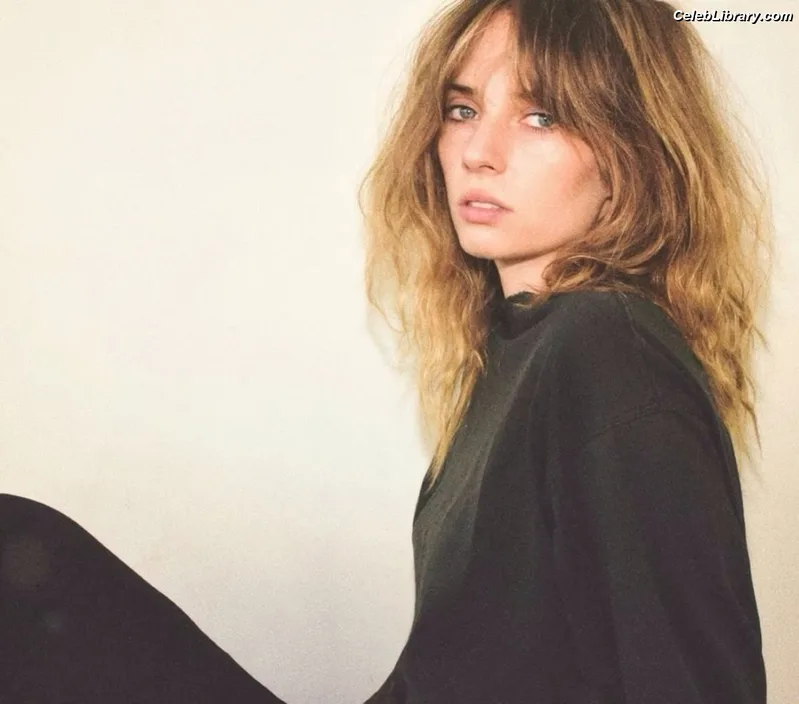 Maya Hawke photo 3 of 851