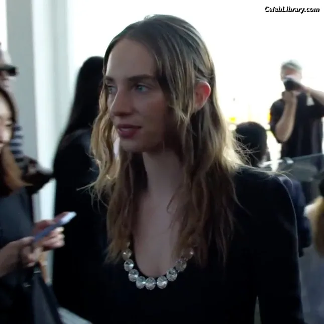 Maya Hawke photo 4 of 851