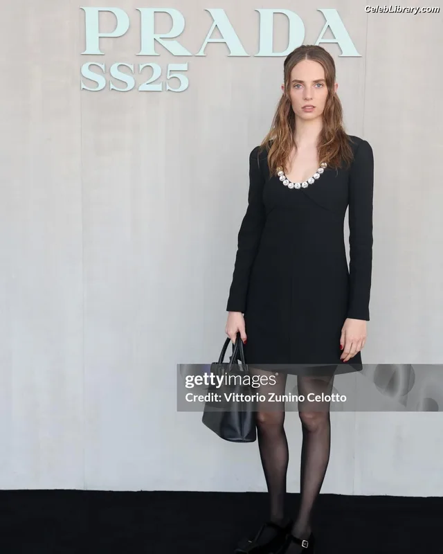 Maya Hawke photo 2 of 851
