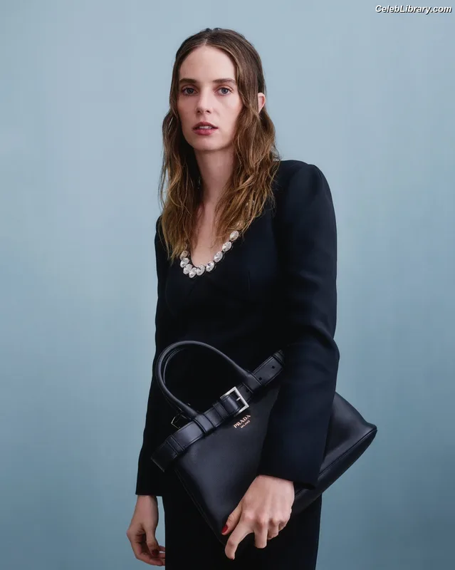 Maya Hawke photo 3 of 851