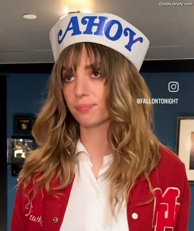 Maya Hawke photo 10 of 851
