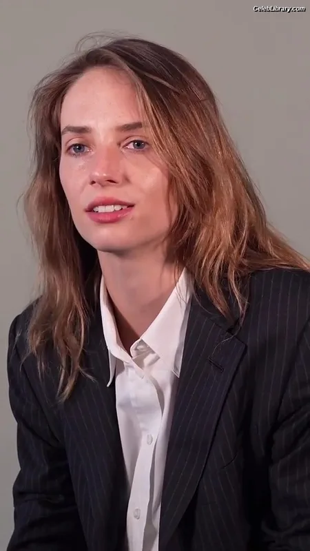 Maya Hawke photo 11 of 851