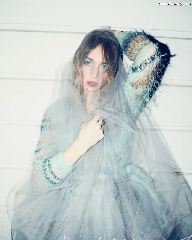 Maya Hawke photo 11 of 851