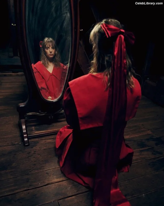 Maya Hawke photo 7 of 851
