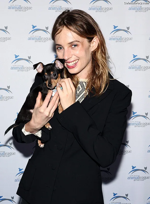 Maya Hawke photo 20 of 851
