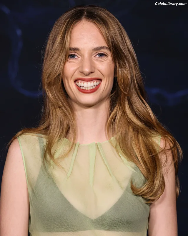 Maya Hawke photo 11 of 851