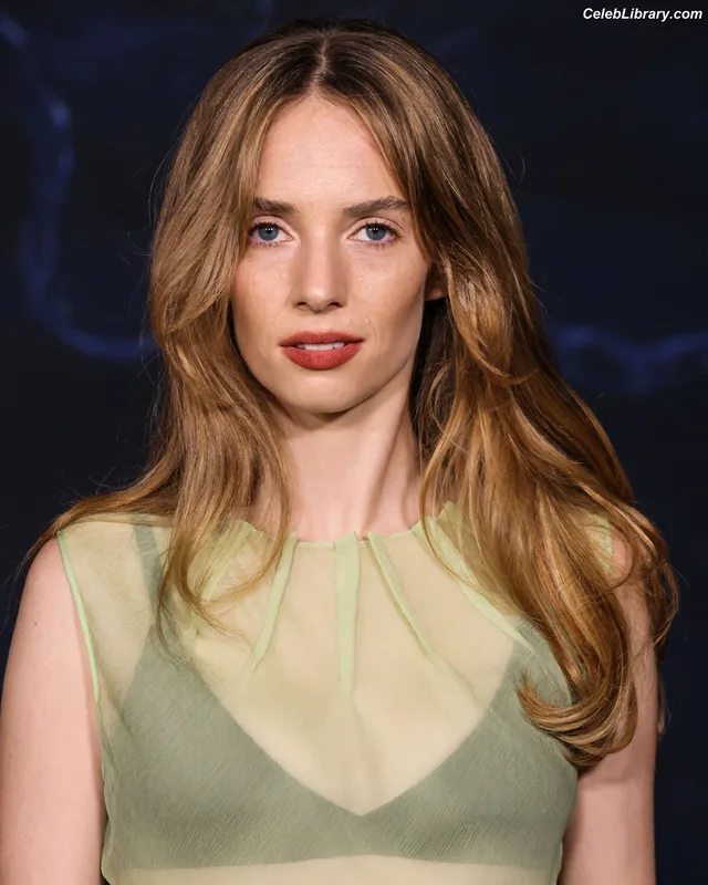 Maya Hawke photo 5 of 851