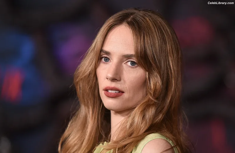 Maya Hawke photo 9 of 851