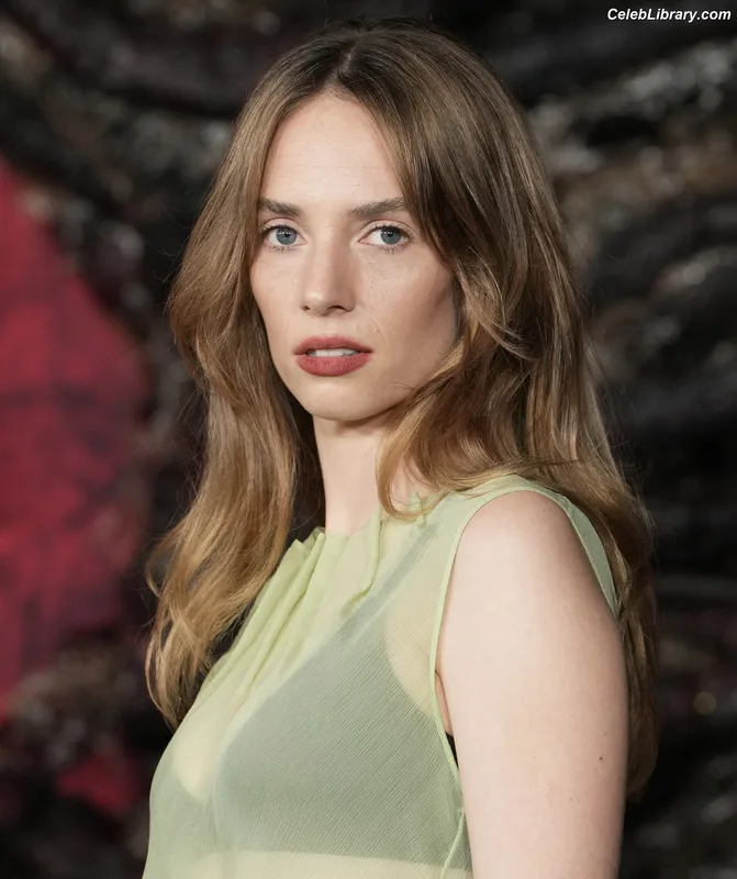 Maya Hawke photo 7 of 851