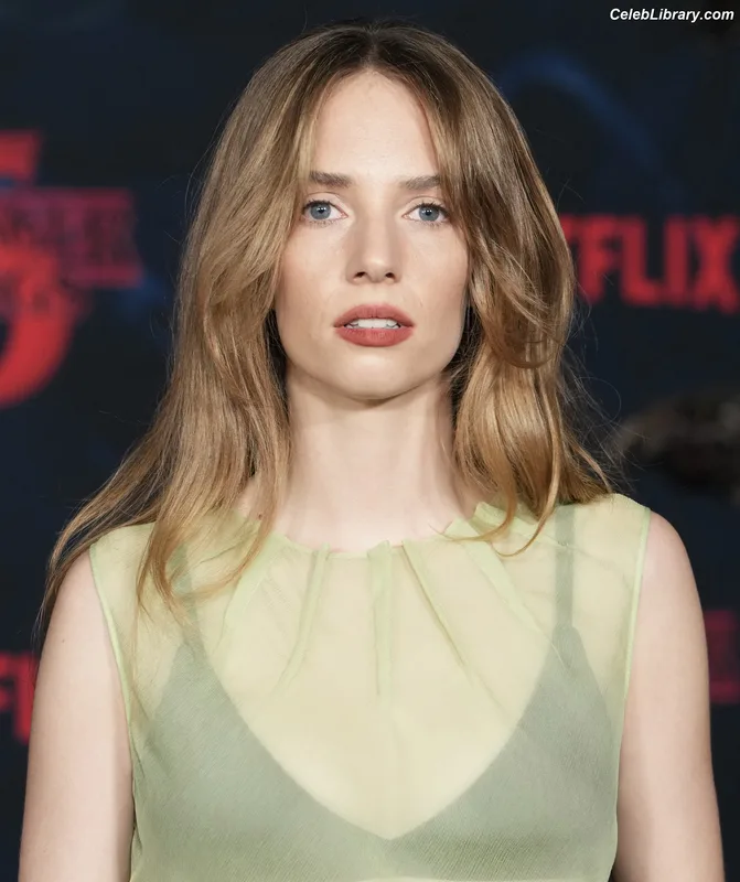 Maya Hawke photo 3 of 851