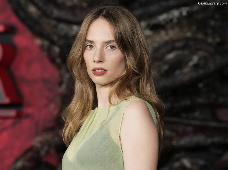 Maya Hawke photo 20 of 851